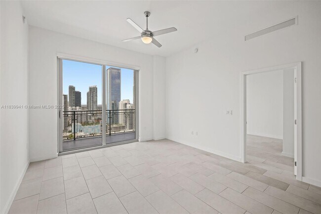 Building Photo - 2150 N Bayshore Dr