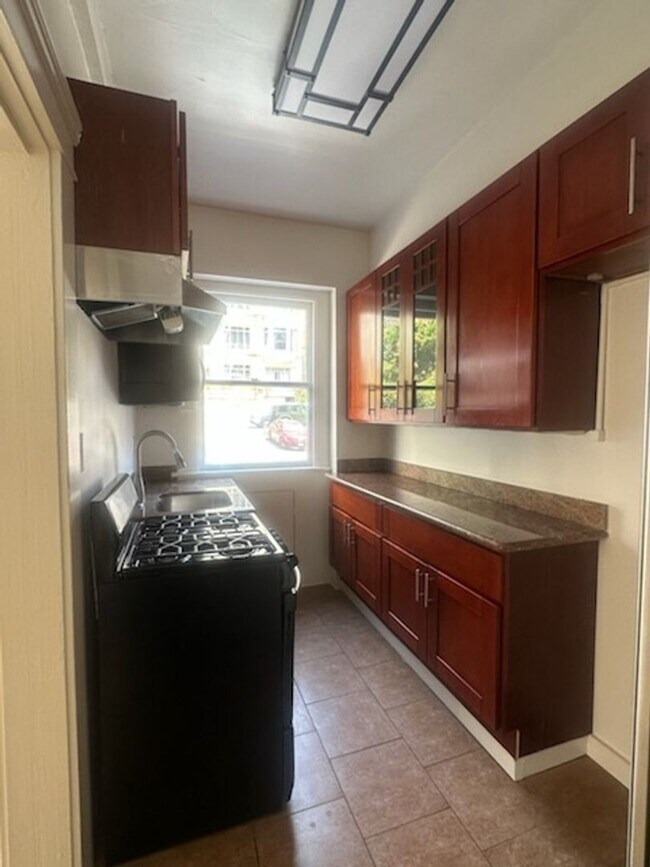 Building Photo - Epic REA- Spacious Flexible Plan 2 BR / 1B...