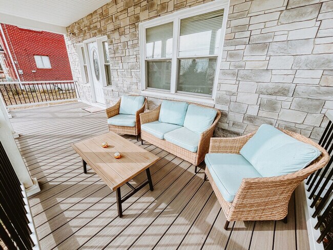 Building Photo - 444 Oneida St