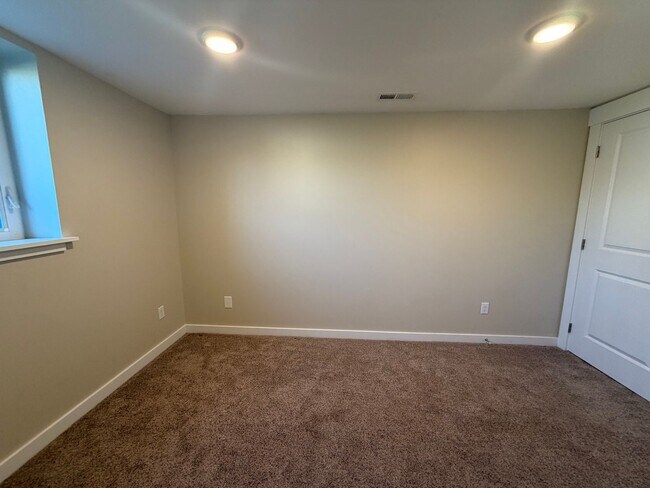 Building Photo - 3-bedroom 2-bathroom Single Family Home