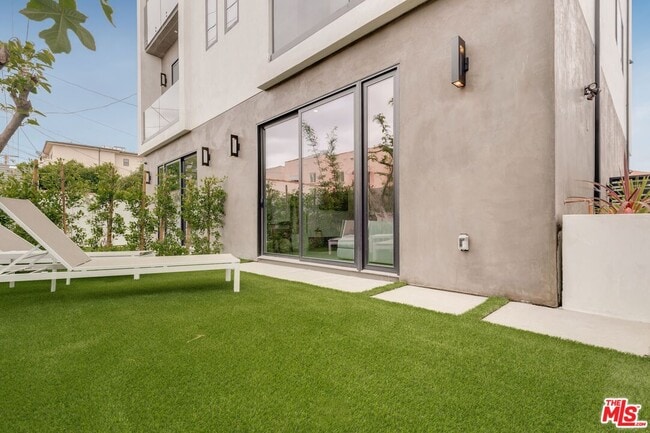 Building Photo - 417 1/2 N Curson Ave