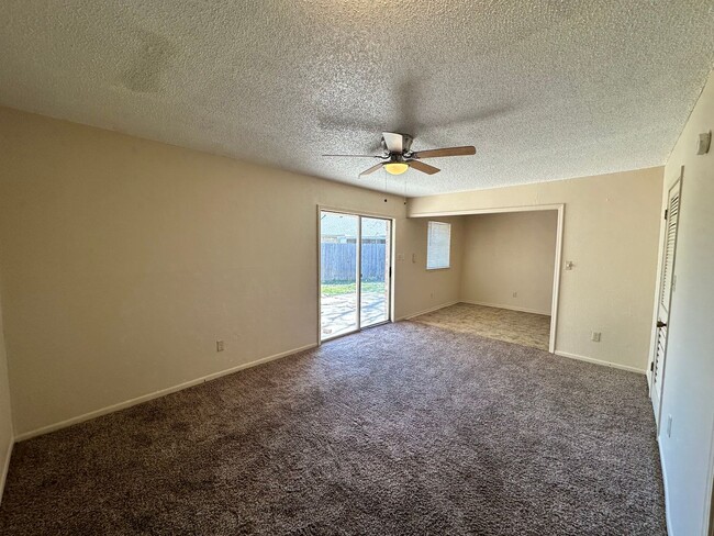 Building Photo - 3-bed 1.5-bath Rental Home Available in No...