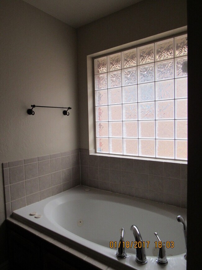 Building Photo - BEAUTIFUL HOME IN WOLFCREEK AREA!!!