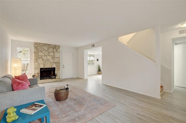 Primary Photo - 4505 Clarno Dr