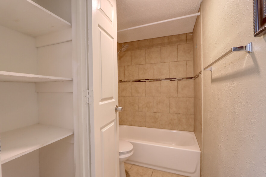 Building Photo - 711 Harbour Town Dr