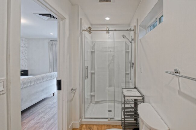 Building Photo - BEAUTIFULLY REMODELED (FURNISHED), 3BR3BA ...
