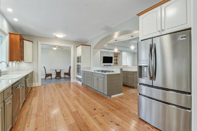 Building Photo - Private, Low Country Residence for Rent!