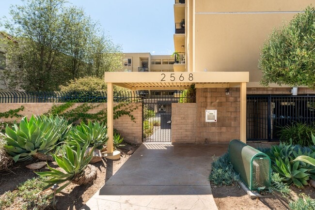 Building Photo - Beautiful Bankers Hill 2 bedroom condo