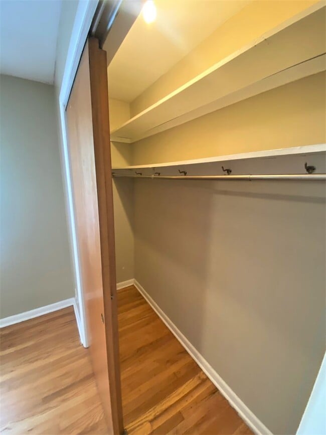 Building Photo - 1 Bedroom- Grandview Area