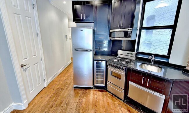 Building Photo - 250 Mott St