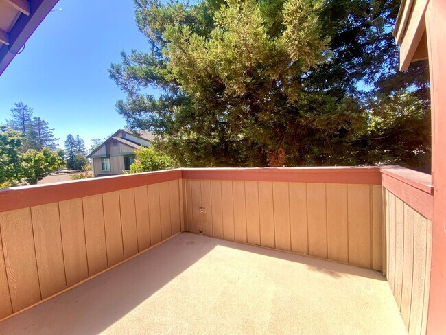 Building Photo - Beautifully Updated 2-Bedroom Condo! - Warm Springs!
