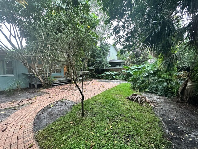 Building Photo - Stunning 3/2 Bungalow near the historic di...