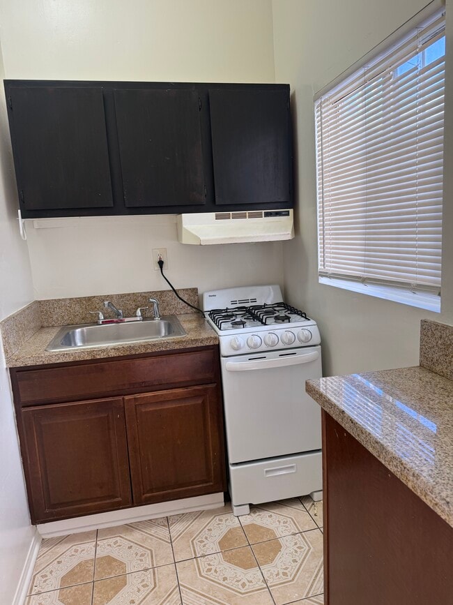 Kitchen - 11505 Hatteras St