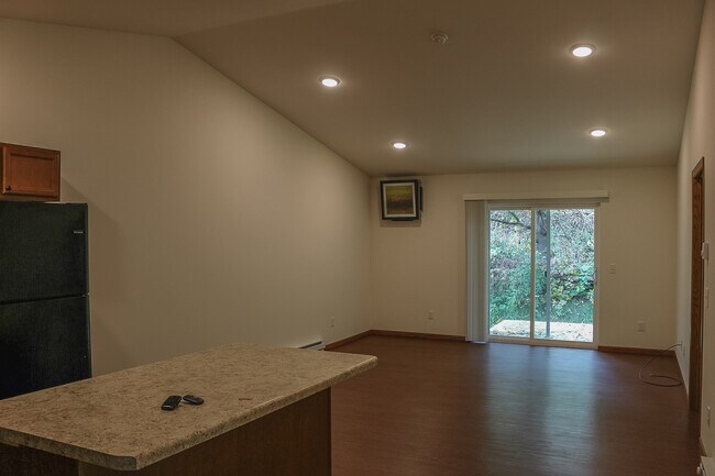 Building Photo - 1223 Salem Dr