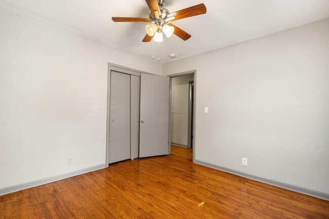 Building Photo - 938 E Lindberg St