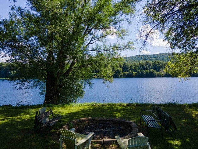 Building Photo - 636 Old Connecticut River Rd