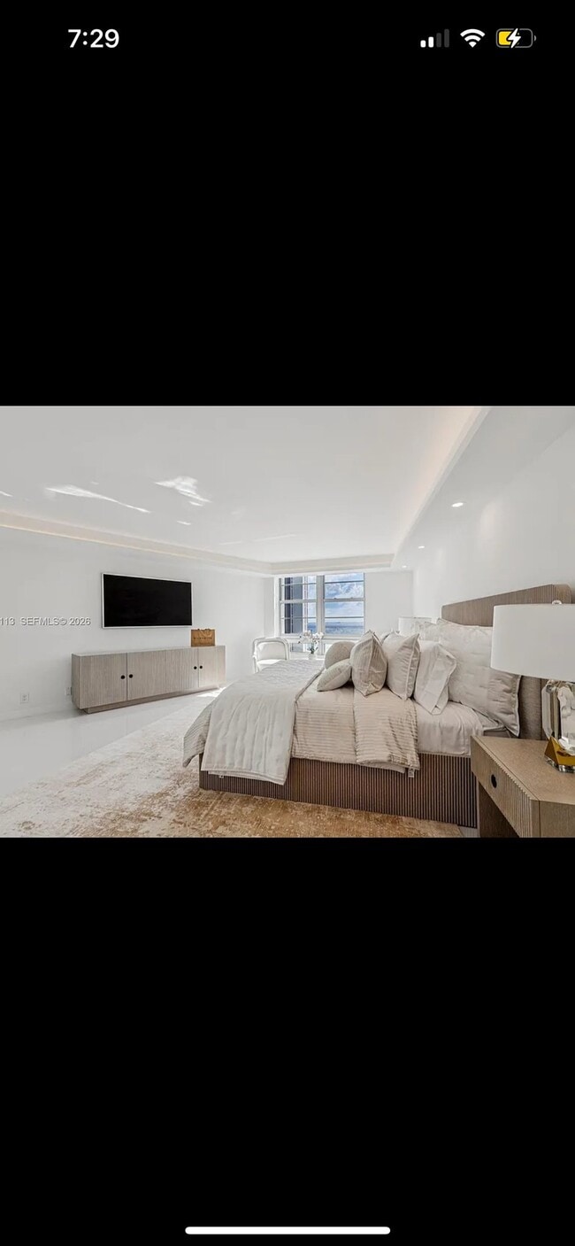 Building Photo - 5660 Collins Ave