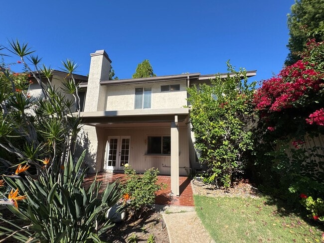 Building Photo - Charming 3Bd/2.5Ba w/Private Yard and New ...