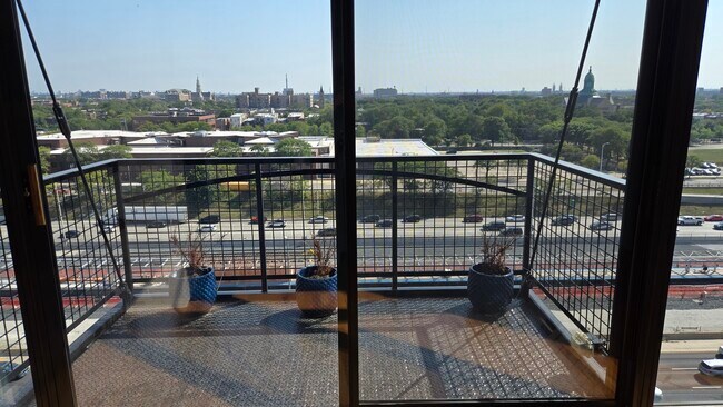 Building Photo - 1224 W Van Buren St