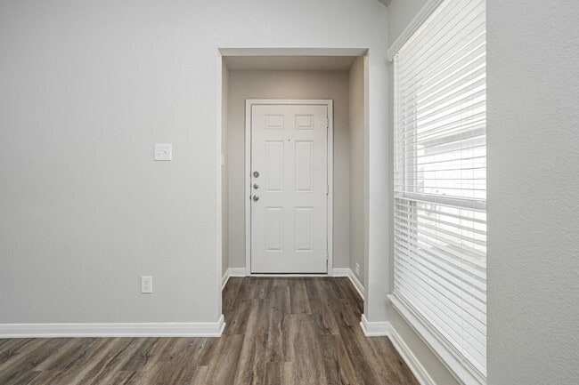 Building Photo - Your perfect escape from the hustle and bustle!