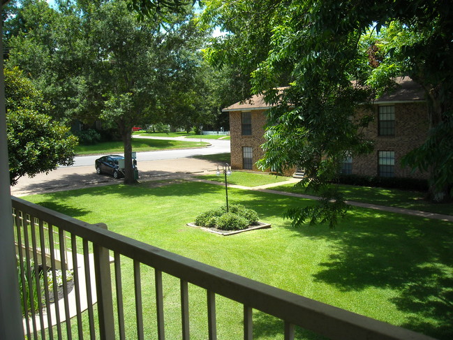 Jackson St. Courtyard - Brenham Park Apartments