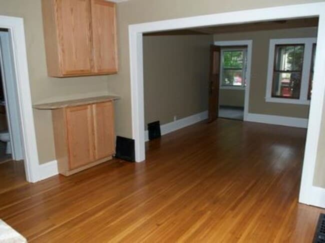 Building Photo - 1093 25th Ave SE