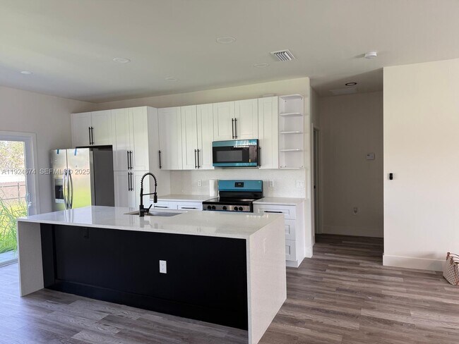 Building Photo - 710 Bedford Point Ave