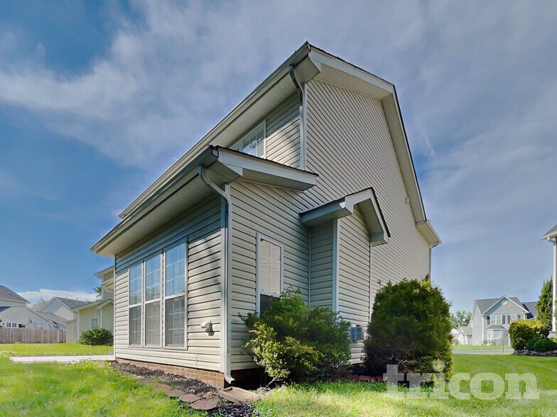 Building Photo - 4616 Village Square Ct