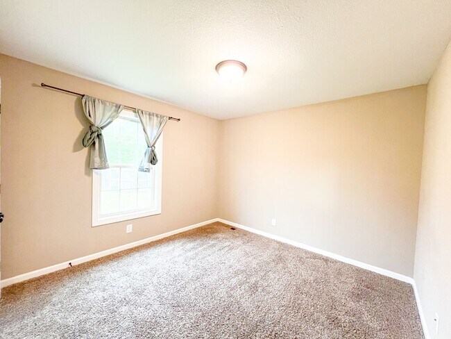 Building Photo - 4 Bedroom 3 Bathroom Home