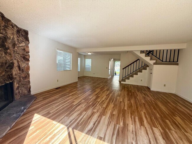 Building Photo - SPACIOUS 3 BED  2.5 BATH END UNIT TOWNHOME IN SAN MARIN VALLEY