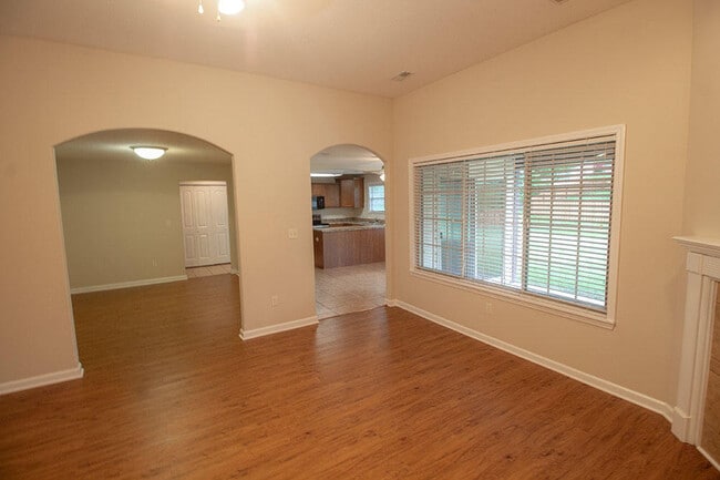 Building Photo - 7002 Madison Creek Dr