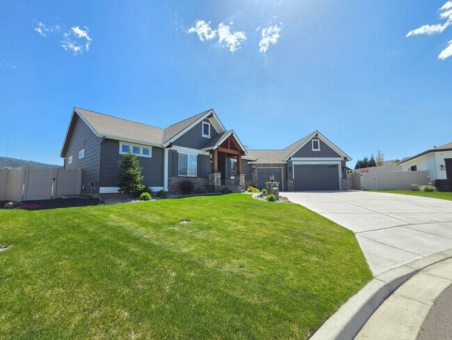 Building Photo - $4,800 - 5 Bed / 3 Bath Custom Built Home w/ Private Sport Court & Golf Green