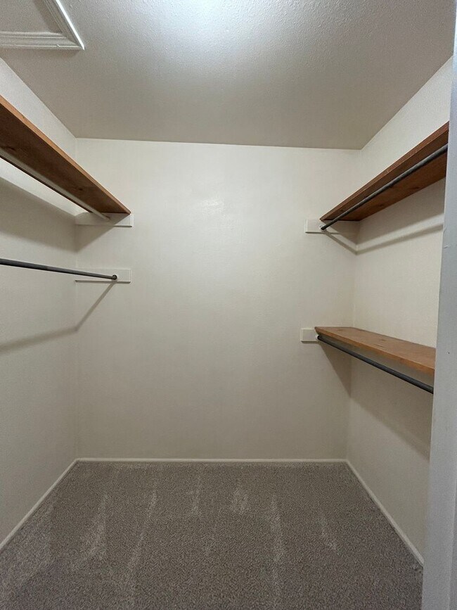 Building Photo - Large Family Home in Country Club North