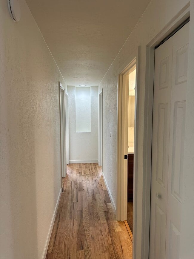Building Photo - Beautifully updated 3 bedroom, 1 bath hous...