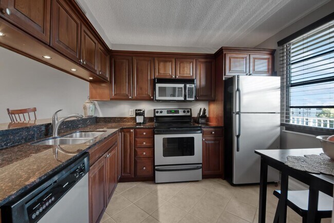 Building Photo - 6121 Balboa Cir