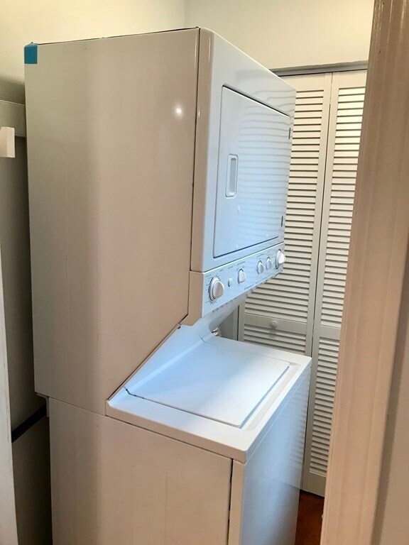 Building Photo - 592 E 5th St