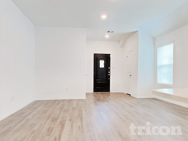 Building Photo - 212 Seven Pnes Dr