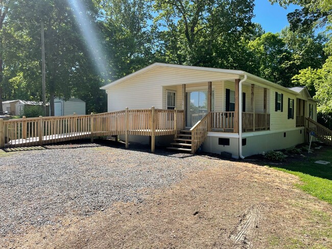 Building Photo - 3 BED, 2 BATH LOCATED IN LEXINGTON!