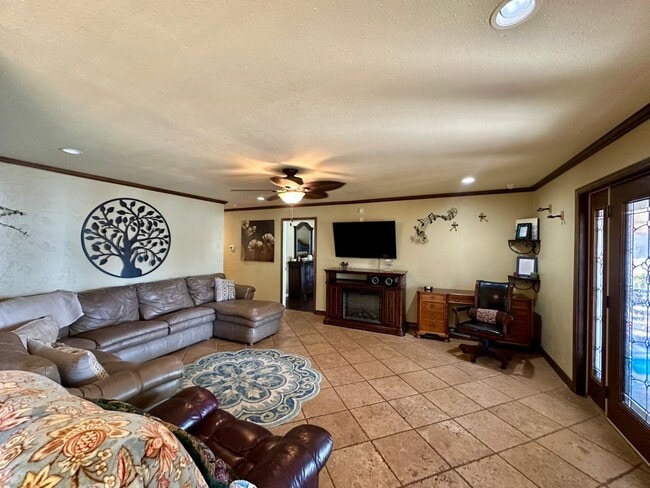 Building Photo - Stunning, fully furnished 3-bedroom, 2-bath lakefront home on Lake Palestine!