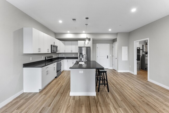 Building Photo - 999 Main St