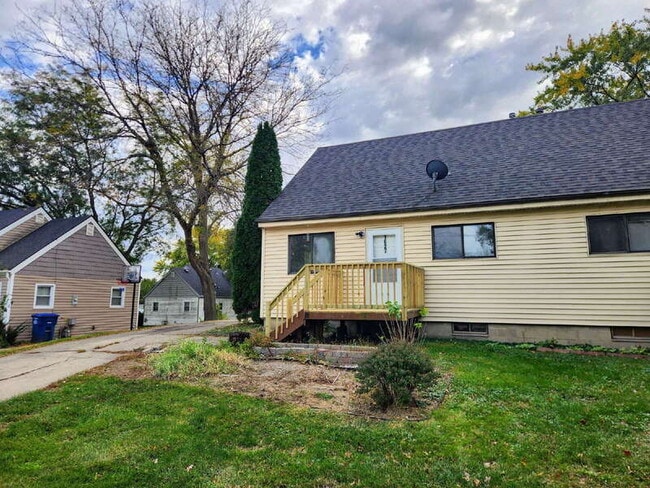 Building Photo - 1627 E Glenwood Dr