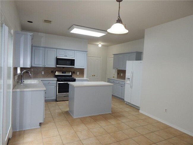 Building Photo - 13521 Shawna Dnay Dr