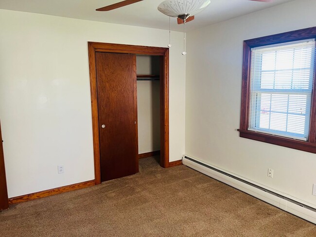 Building Photo - 3 bedroom 1 bath rancher with full basement