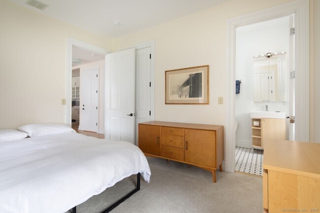 Building Photo - 31 Sharon Rd