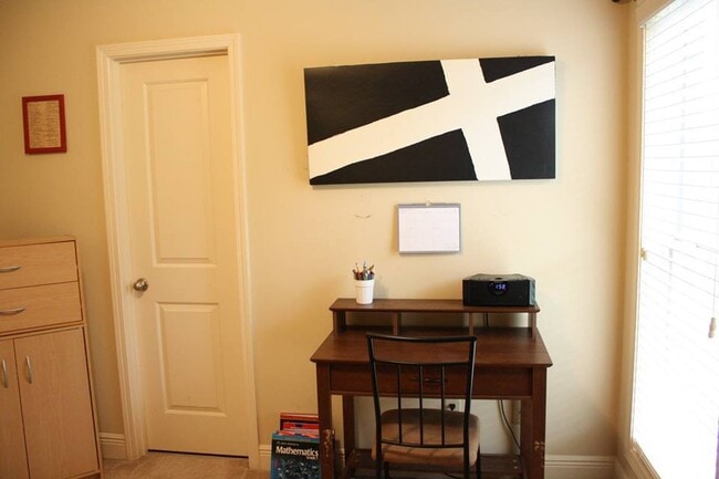 Building Photo - Charming 3 Bedroom 2 bath cottage