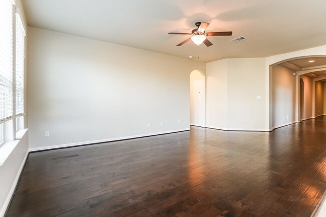 Building Photo - Bright, Spacious Living in an Inviting Home with Modern Finishes and Great Location