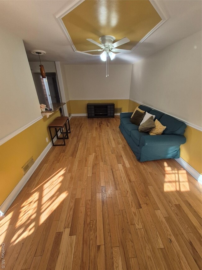 Building Photo - 923 E 227th St