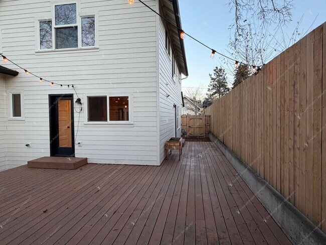 Building Photo - Find a piece of serenity in Historic Old Bend! (Unfurnished)