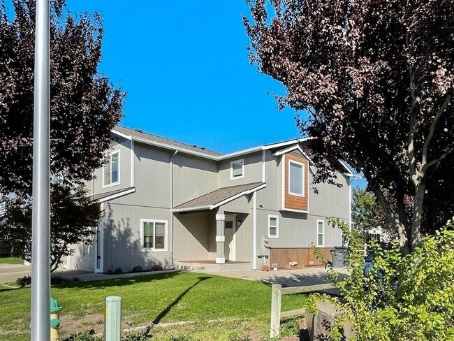 Building Photo - Updated Townhouse in Ellenbsurg