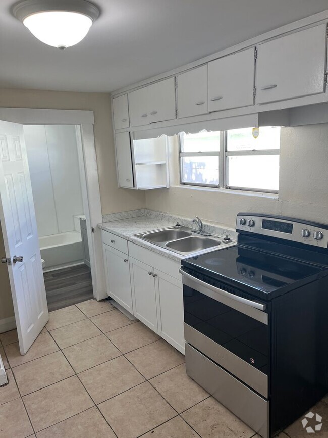 Building Photo - NICE LAKELAND 3BR/1BA/1 Car Garage Home! C...